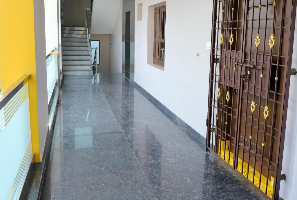 TrueLife - Railway station - On way to Balaji Temple - Breakfast included - Large 2BHK AC Apartments - Enjoy morning Coffee Tea Milk - Modular Kitchen - Fast WiFi, Jio Smart TV - Easy access to all Temples - Travels - TrueLife's service with lots of Love photo