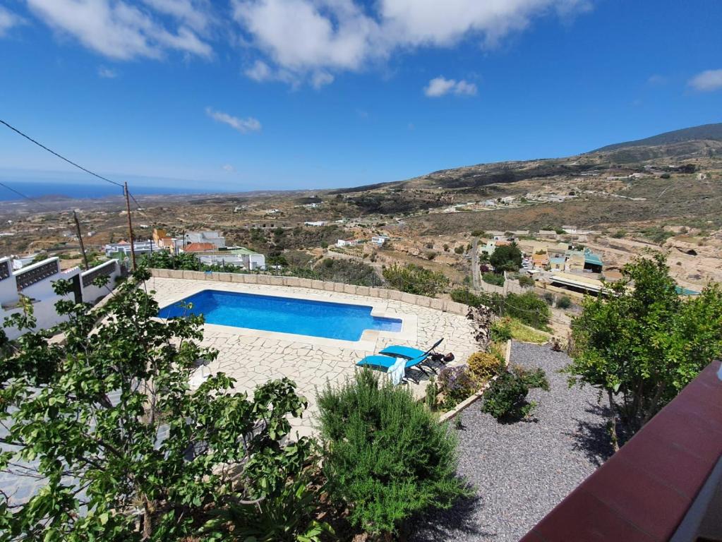 een zwembad met uitzicht op een berg bij Casa Rural La Sombrera in Fasnia