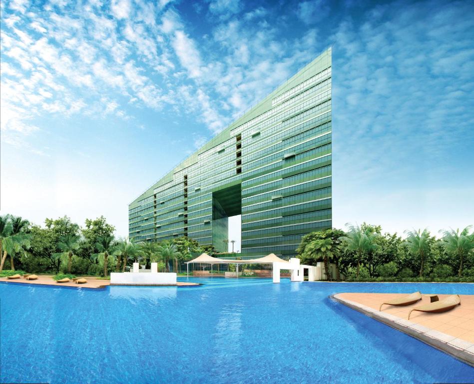 una piscina frente a un edificio en Orchard Scotts Residences by Far East Hospitality, en Singapur