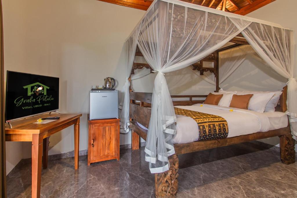 Postel nebo postele na pokoji v ubytování Graha Petulu Ubud by Pramana Villas