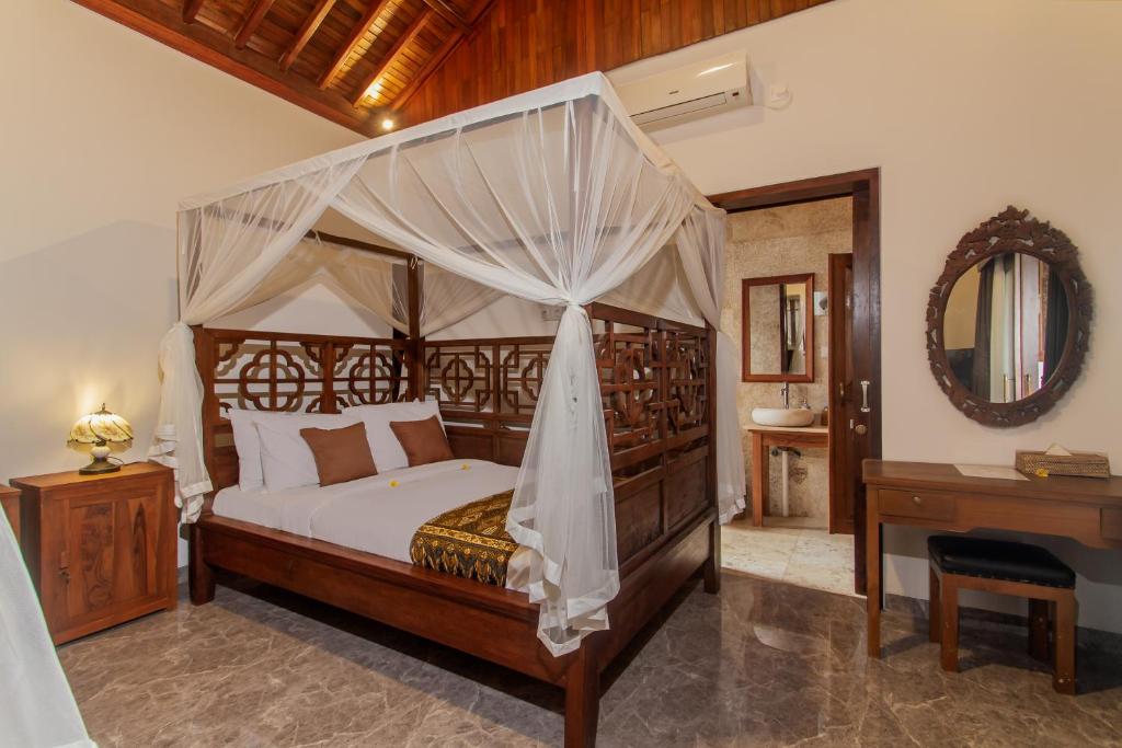 Postel nebo postele na pokoji v ubytování Graha Petulu Ubud by Pramana Villas