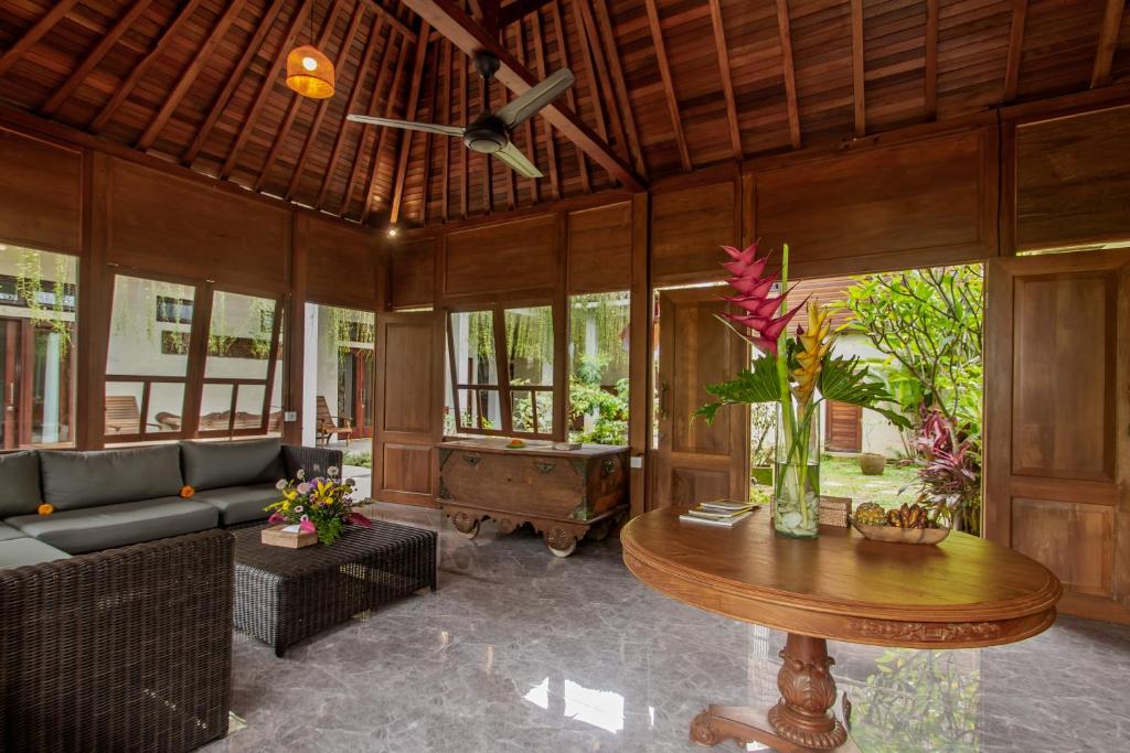 Posezení v ubytování Graha Petulu Ubud by Pramana Villas