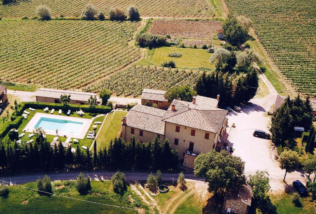 an aerial view of a house with a swimming pool at Agriturismo Palazzo Bandino - Wine cellar, restaurant and spa in Chianciano Terme