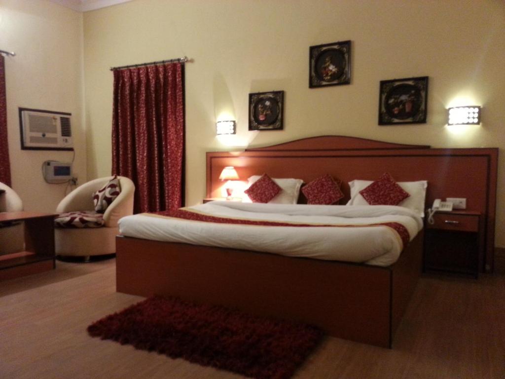 Postel nebo postele na pokoji v ubytování HOTEL VARUNA