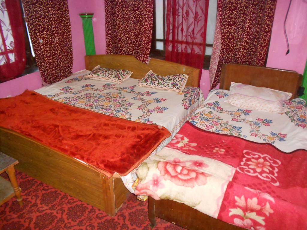 Postel nebo postele na pokoji v ubytování Alamdar guest house