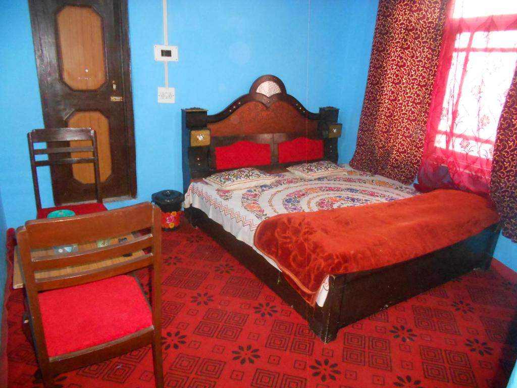 Postel nebo postele na pokoji v ubytování Alamdar guest house