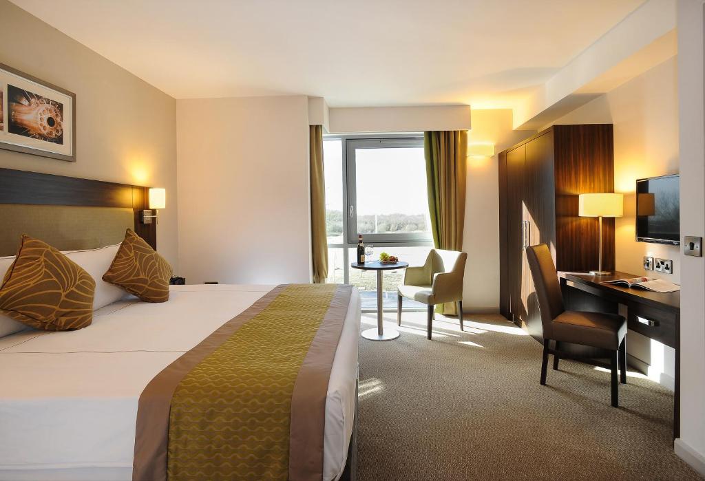 Heston Hyde Hotel - 