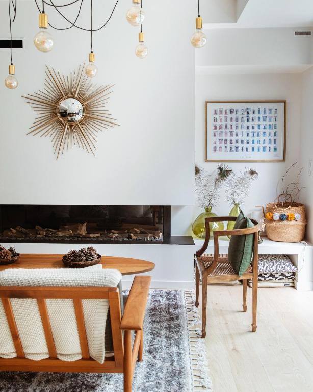 un salon avec une table et une cheminée dans l'établissement La Maison Odeia Bordeaux Centre, à Bordeaux