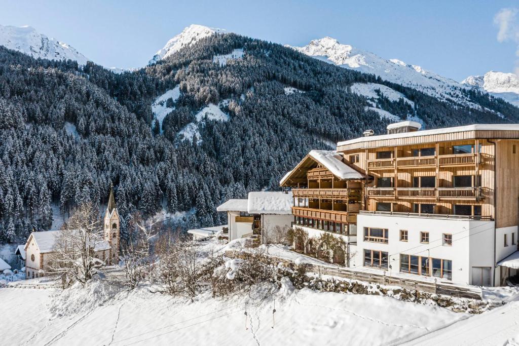 Nespecifikovaný výhled na hory nebo výhled na hory při pohledu z hotelu
