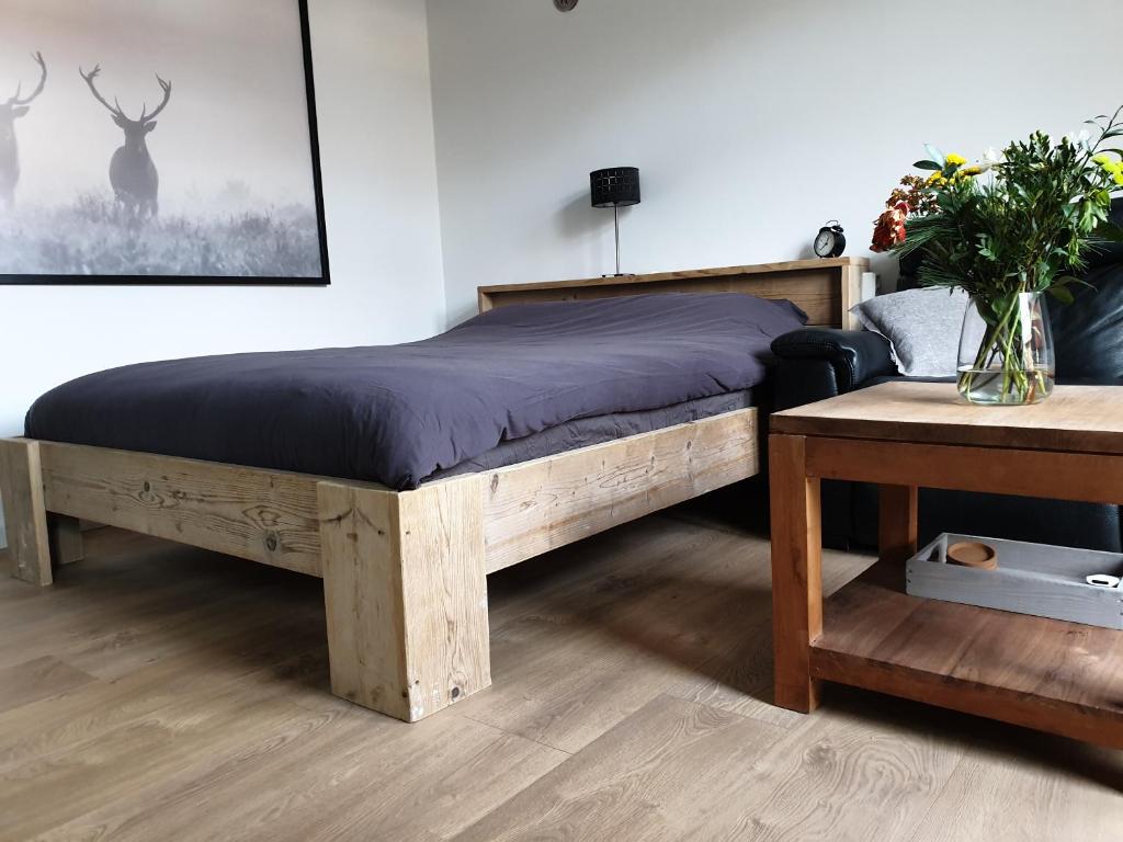 een slaapkamer met een bed en een tafel bij Studio "Shoshana" Harderwijk in Harderwijk
