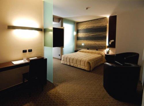 A bed or beds in a room at Bes Hotel Cremona Soncino