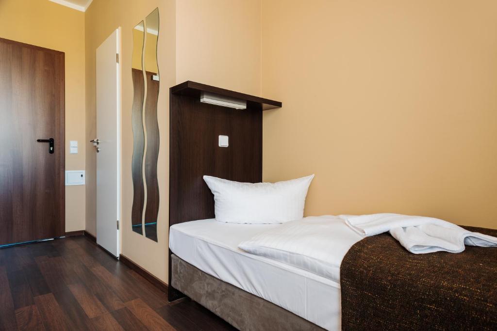 Postel nebo postele na pokoji v ubytování Apple City Hotel