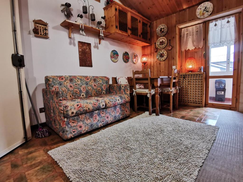 a living room with a couch and a table at Roccaraso centro in Roccaraso