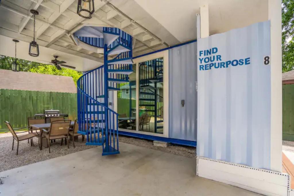 East Downtown Mico-luxe Container living pod #8 - Housity