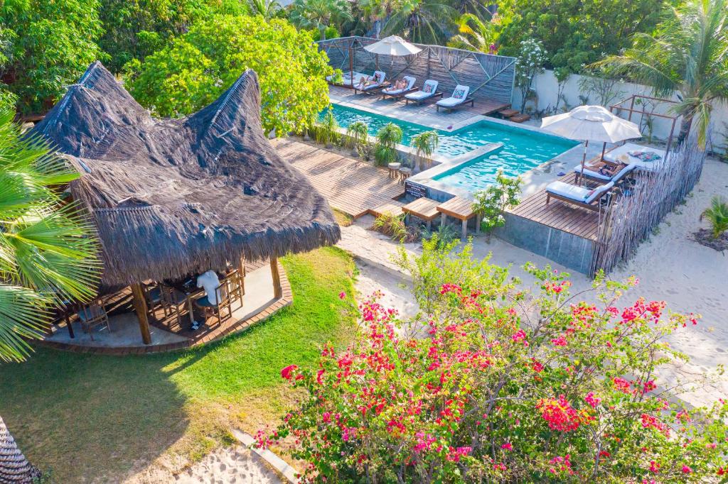 una vista aérea de un complejo con piscina en La Cozinha Bungalow en Barra Grande