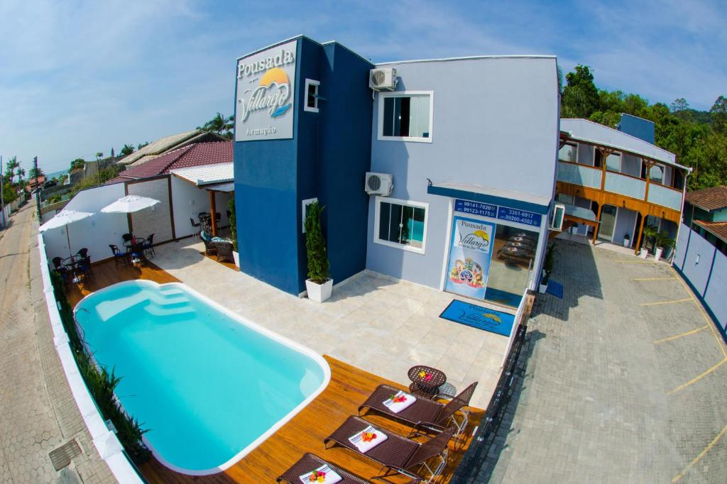 un hotel con piscina al lado de un edificio en Pousada Villarejo Armação, en Penha