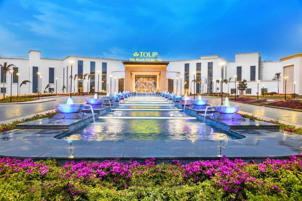 艾因蘇赫納的住宿－Tolip Resort El Galala Hills，享有Omni酒店前方的景致。