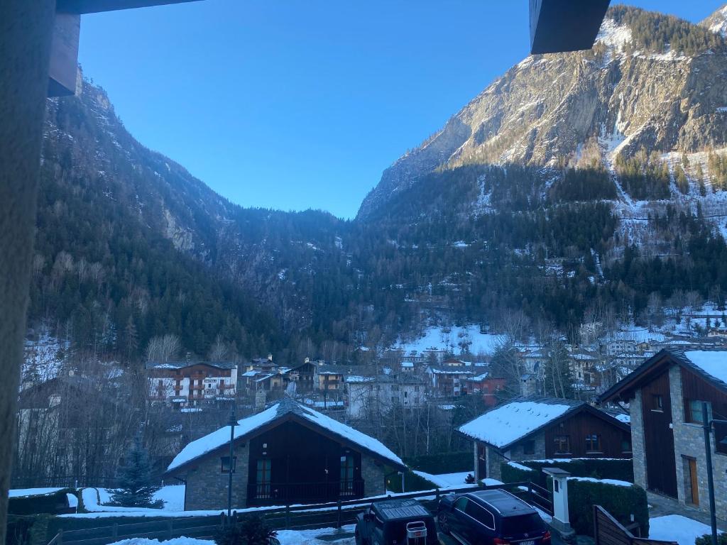 un pueblo en las montañas con nieve en los tejados en La casetta di Montagna - Courmayer, en Pré-Saint-Didier