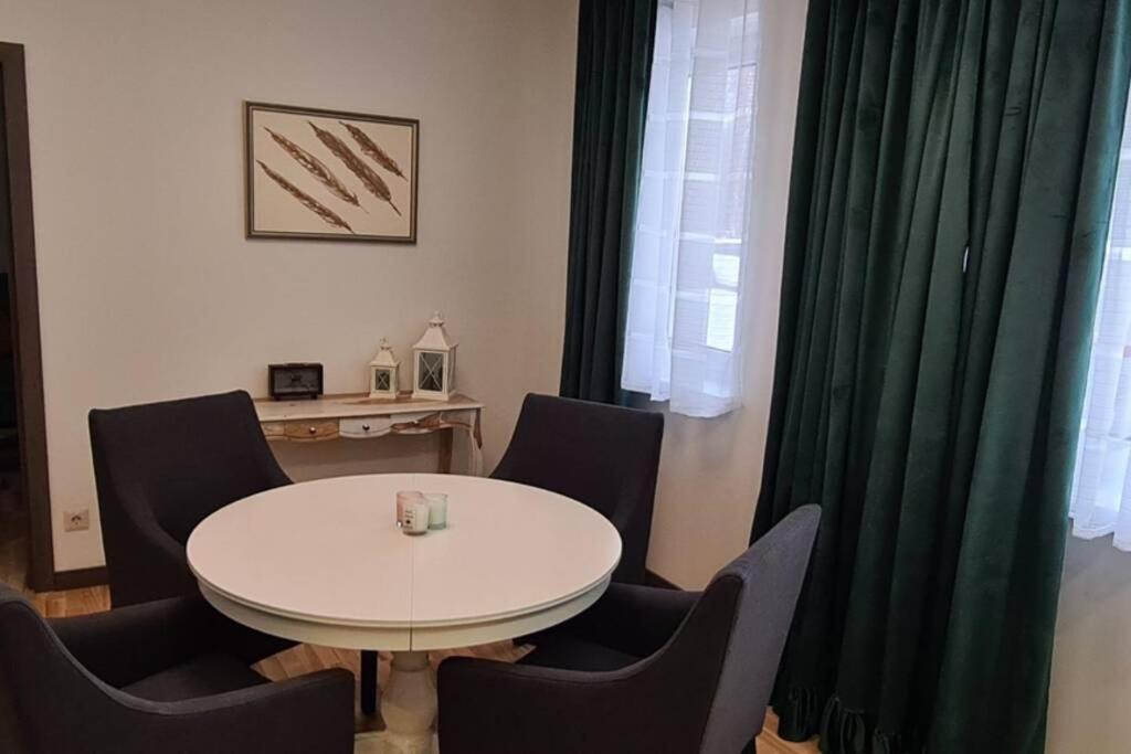 克萊佩達的住宿－ForestLove，一间配备有白色桌椅的用餐室