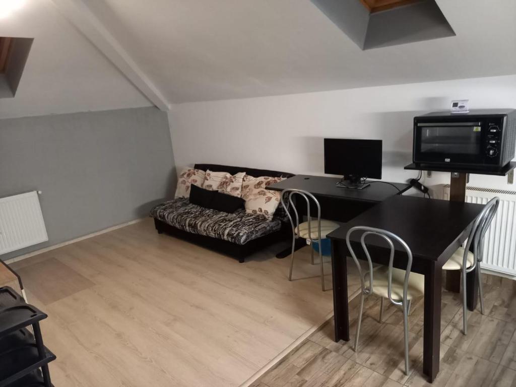 ein Wohnzimmer mit einem schwarzen Tisch und einem Sofa in der Unterkunft Apartament 2 camere in Chiajna