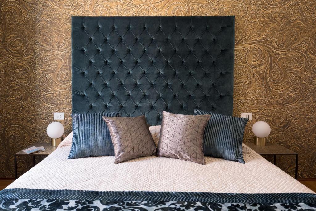 a bedroom with a large bed with a black headboard at B&B Cà del Poeta in Venice