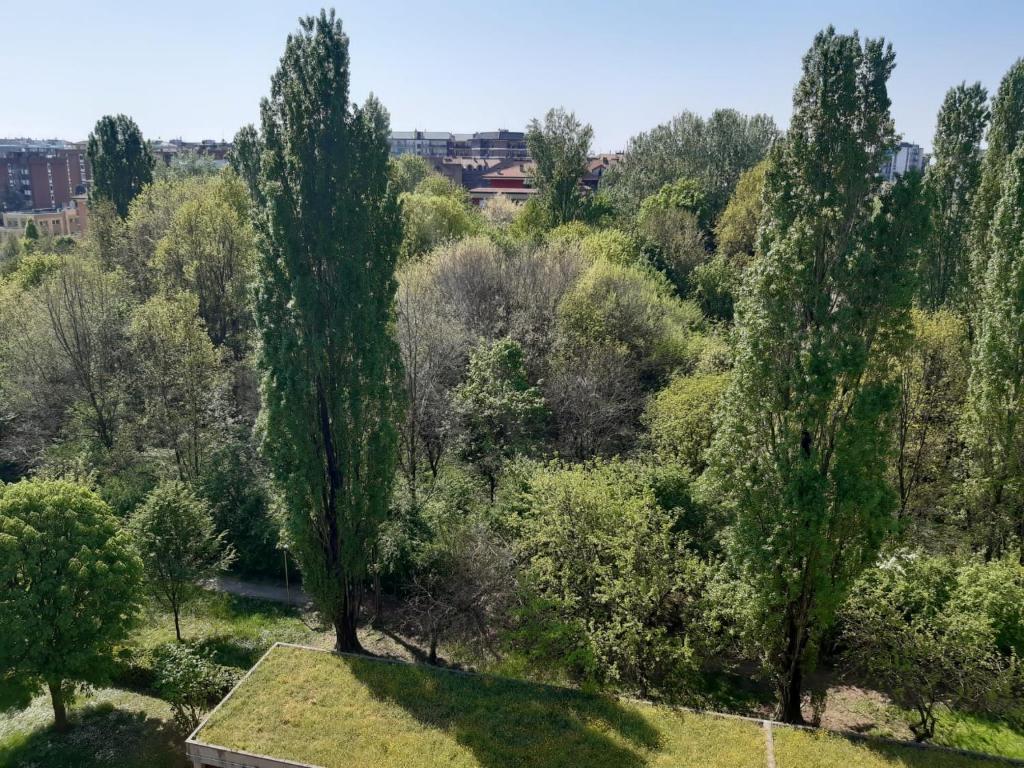 uma vista aérea de um parque com árvores e arbustos em Appartamento policlinico San Donato Milanese em San Giuliano Milanese