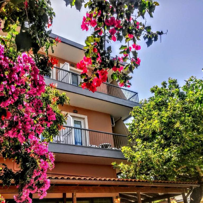 Balkón nebo terasa v ubytování Castella Beach