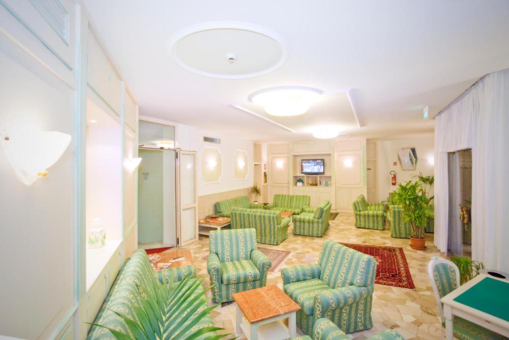 TV a/nebo společenská místnost v ubytování Hotel Excelsior