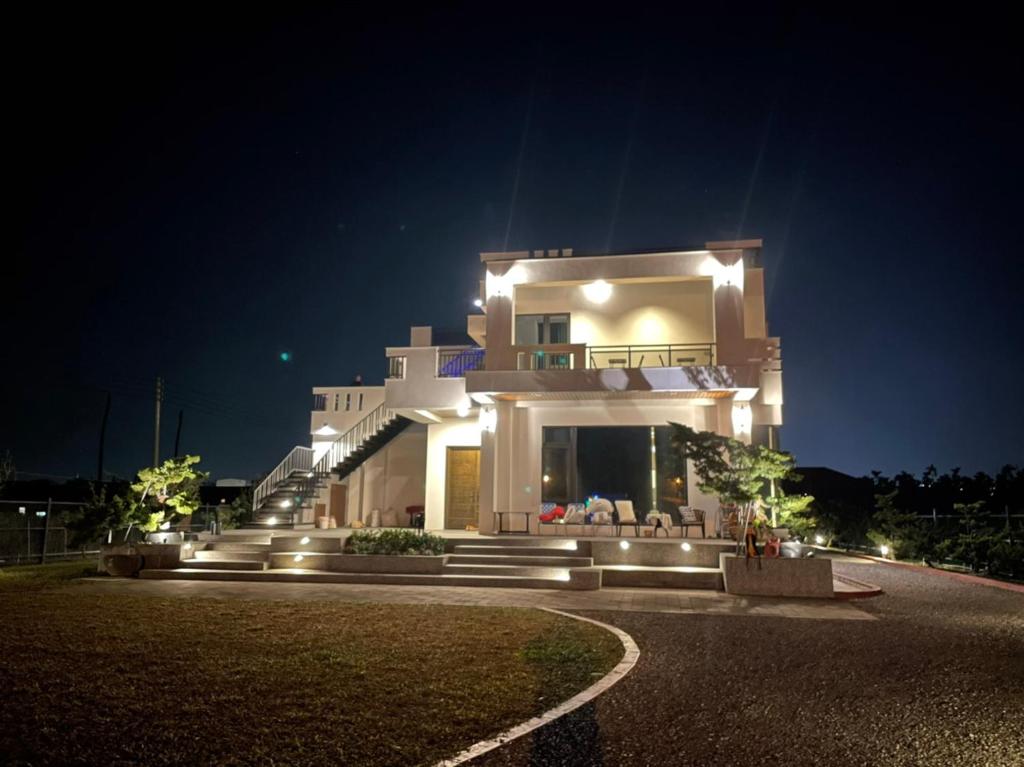 潮州鎮的住宿－潮州86民宿，一座在晚上有灯的大建筑