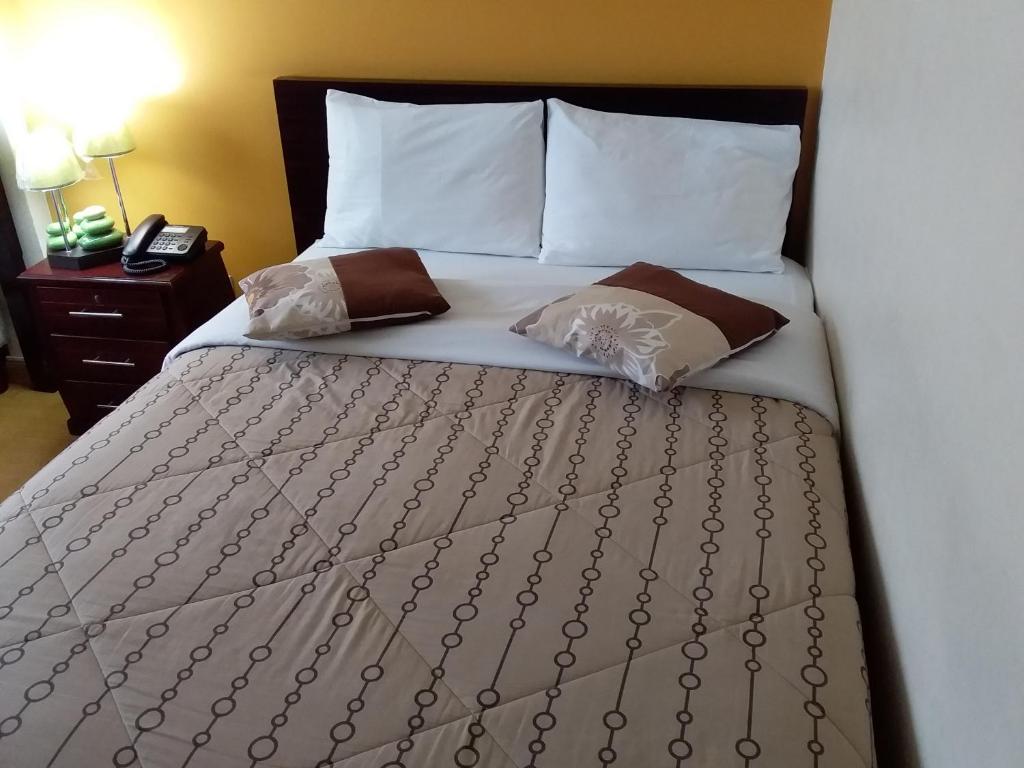Postel nebo postele na pokoji v ubytování Hostal El Roble