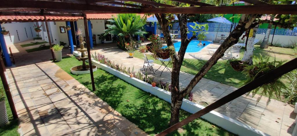 an overhead view of a backyard with a swimming pool at Pousada São Jorge in Porto De Galinhas