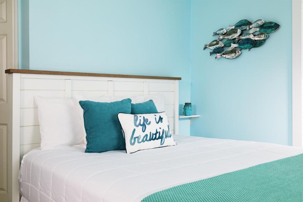 Looking Glass Beachfront Inn - Deluxe Double Room With Sea View