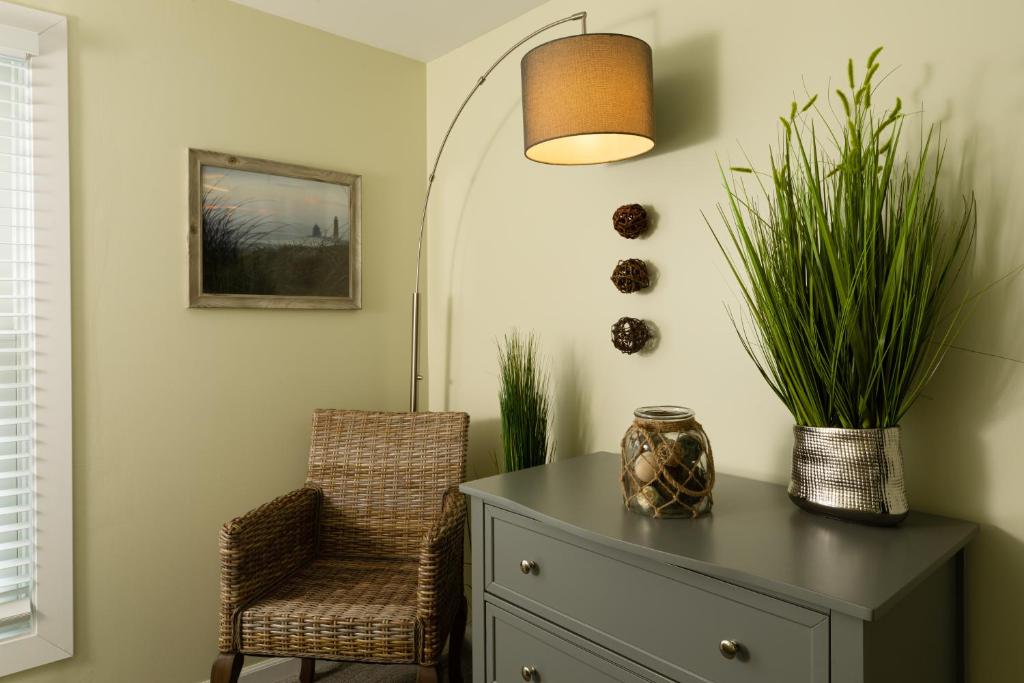 Looking Glass Beachfront Inn - Family Room With Lake View