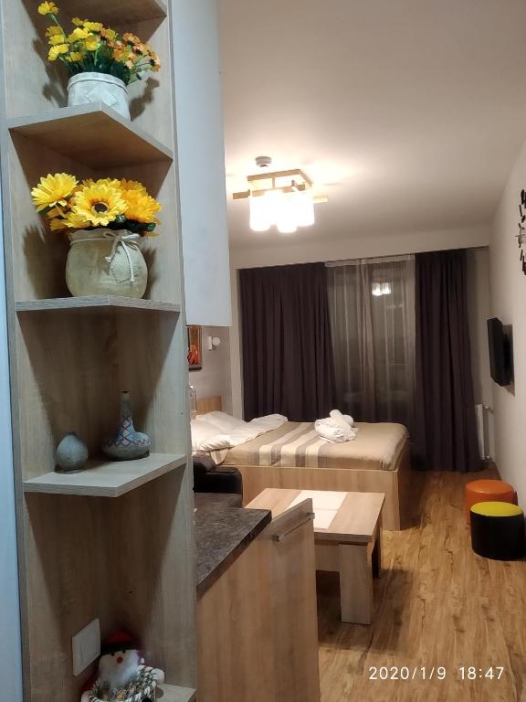 Postel nebo postele na pokoji v ubytování neu gudauri loft2 с видом на горы
