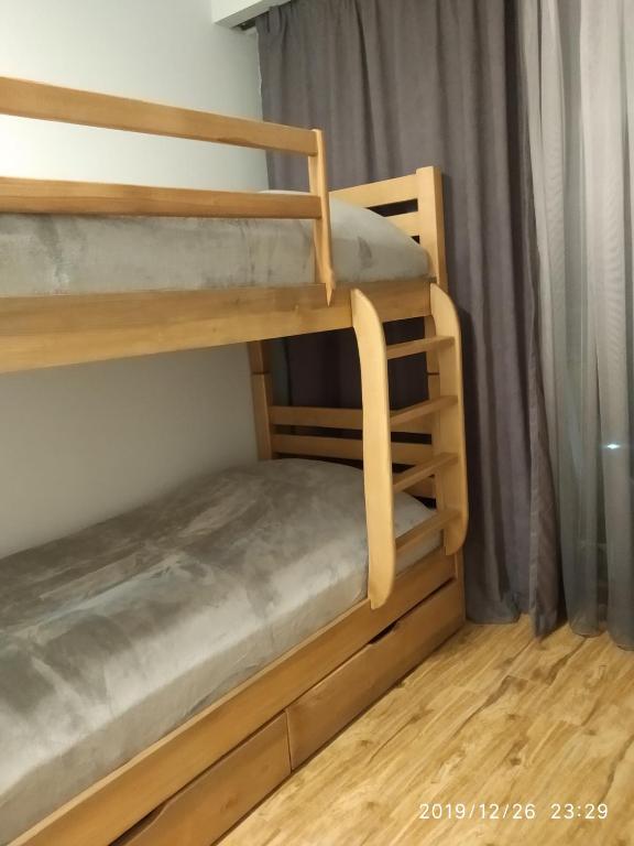 Postel nebo postele na pokoji v ubytování neu gudauri loft2 с видом на горы