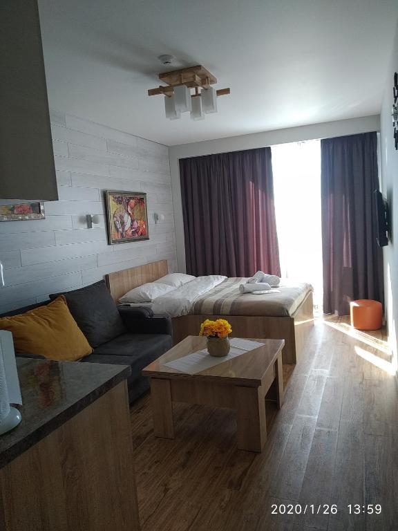 Postel nebo postele na pokoji v ubytování neu gudauri loft2 с видом на горы