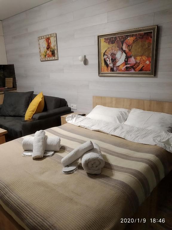 Postel nebo postele na pokoji v ubytování neu gudauri loft2 с видом на горы