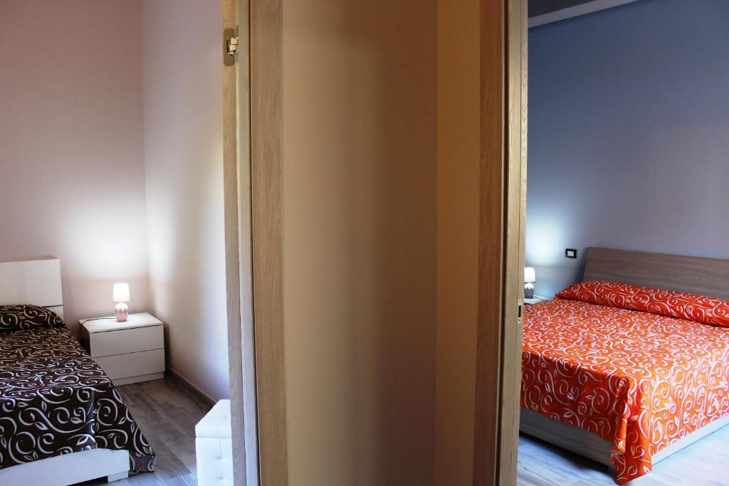 Łóżko lub łóżka w pokoju w obiekcie RE SOLE La Dependance - Casa vacanza V E N E R E