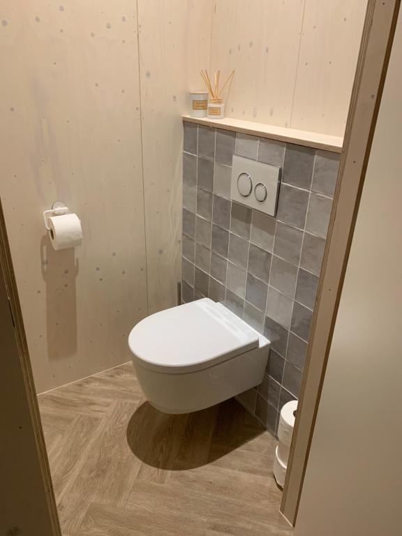 Koupelna v ubytování WAD NOU Terschelling heerlijk duurzaam chalet!