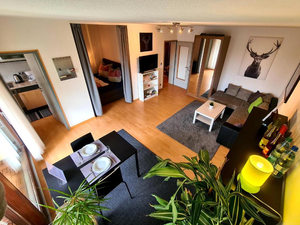 uma vista aérea de uma sala de estar com um sofá e uma mesa em Apartment am Wendelinus Bad Kissingen em Bad Kissingen