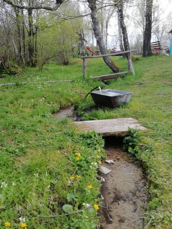 Zahrada ubytování Robinzonski smještaj "Lazac Lokvarski" Lokve