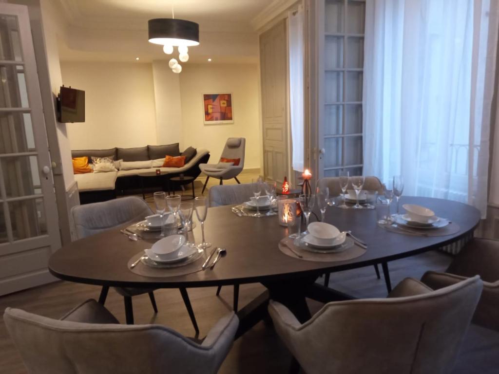 - une salle à manger avec une table et des chaises dans l'établissement Centre gare, à Saint-Dié-des-Vosges