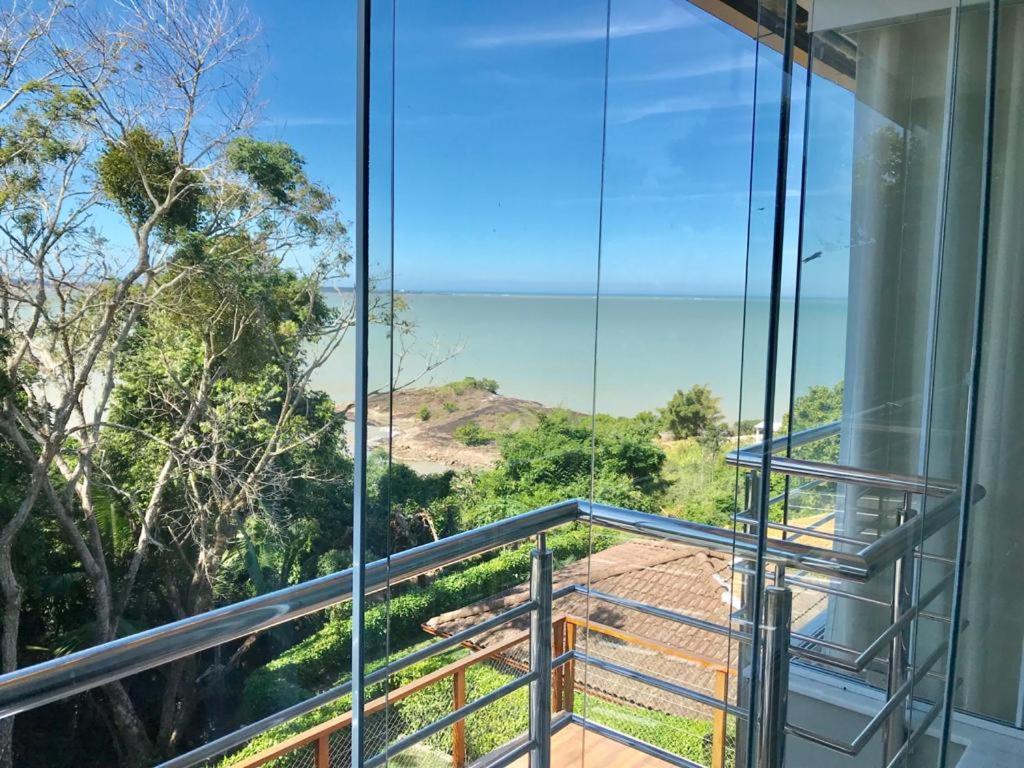  Linda casa com vista para o mar em condomínio fechado