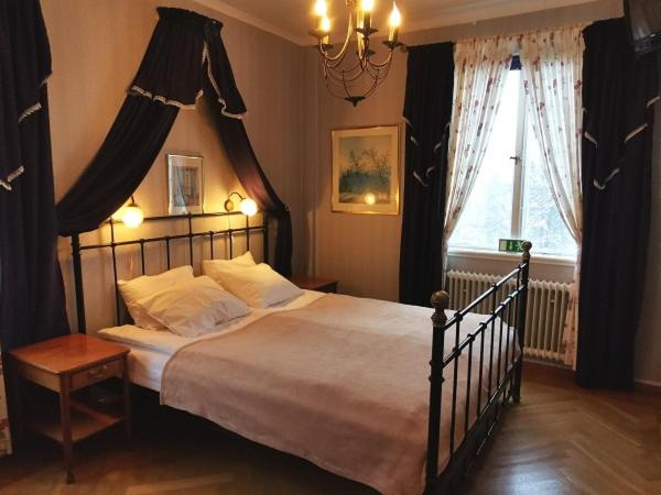 Säng eller sängar i ett rum på Ulfshyttans Herrgård