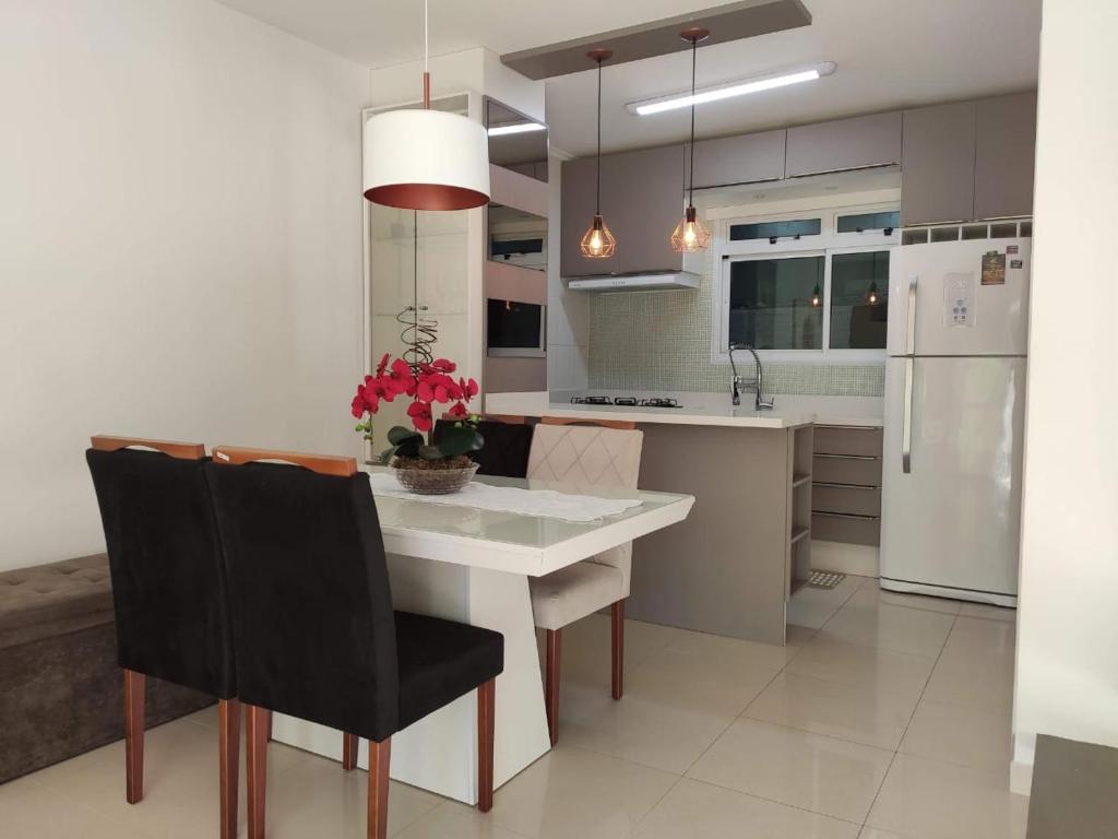  Linda Casa de Condomínio com piscina