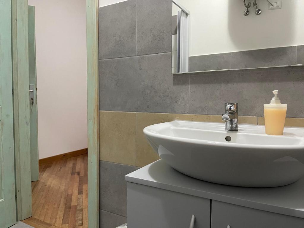 A bathroom at Affittacamere Le Ginestre