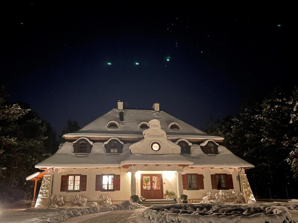a house with a domed roof at night at Dworek Kazimierski in Kazimierz Dolny