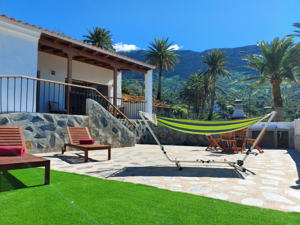 - un hamac sur la terrasse d'une maison dans l'établissement Vv Casa Mercedes puesta de sol, à Vallehermoso