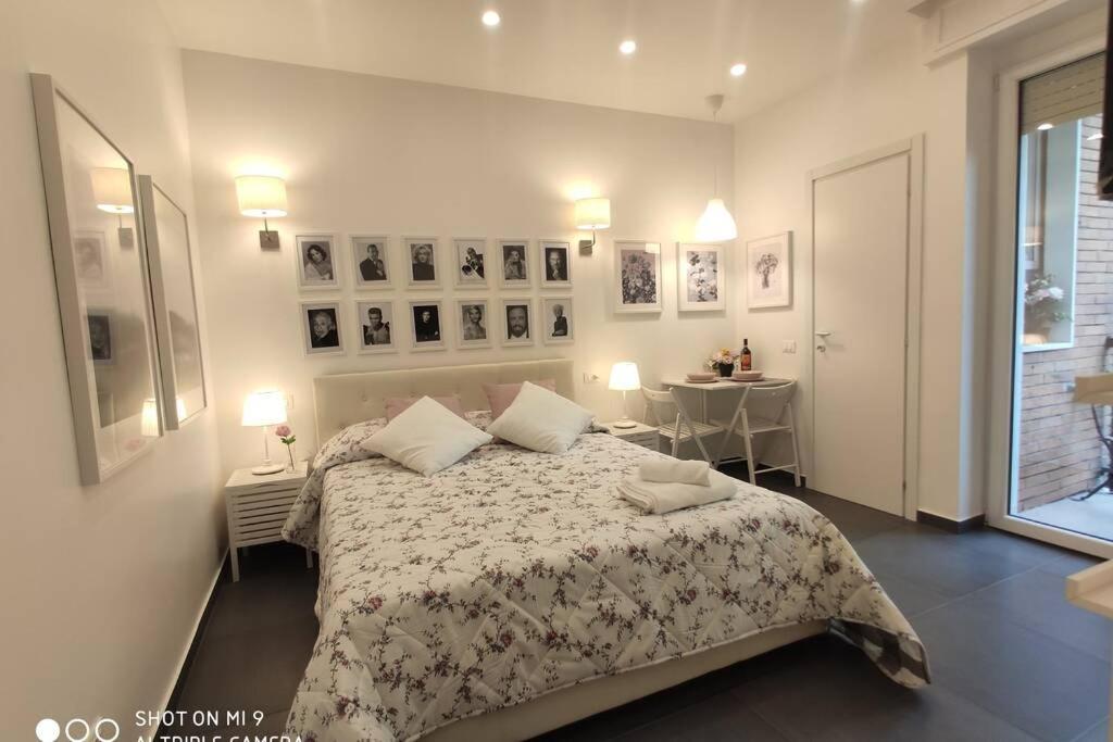 una camera con letto, tavolo e finestra di Luxury House Love a Milano