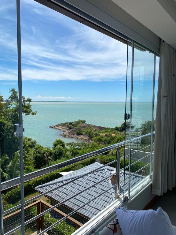  Linda casa com vista para o mar em condomínio fechado